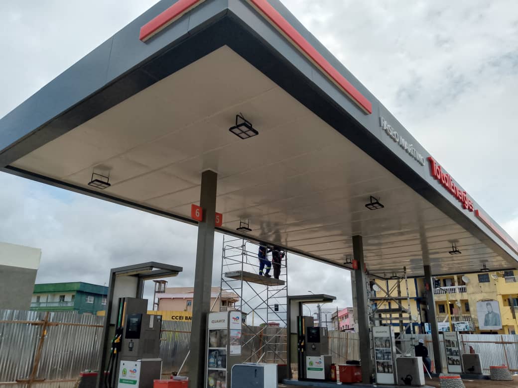 Installation d’un auvent de station-service